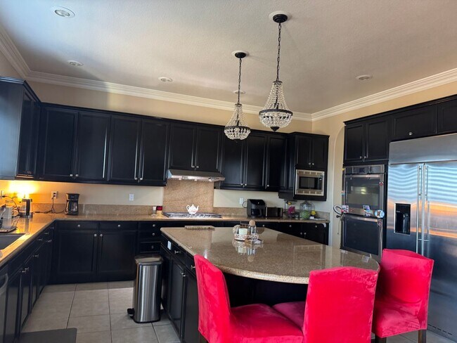 Building Photo - 5 Bedroom Lake Hills home with stunning La...