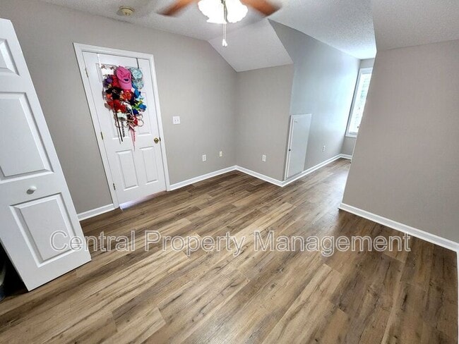 Building Photo - 303 Rexford Dr
