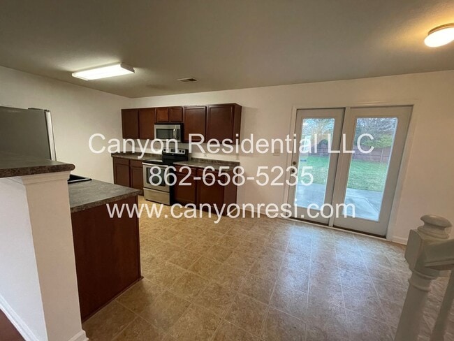 Building Photo - Great Location the spacious 3BR 3BA won't last long!