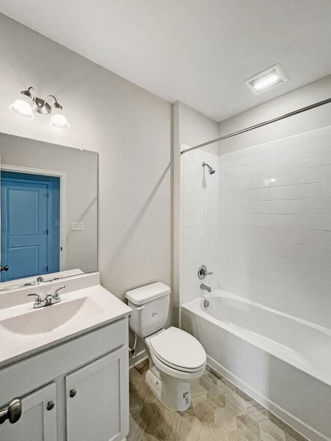 Building Photo - 4 Bed/3 Bath Luxurious Townhome in Chester...