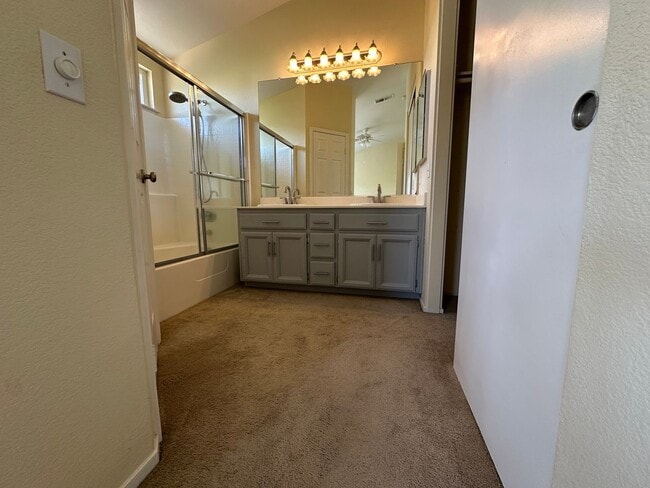 Building Photo - Beautiful 4 Bedroom, 2.5 Bath Tracy Home
