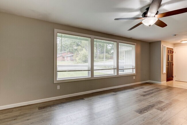 Building Photo - Updated 3 Bedroom, 2 Bath Home with Spacio...