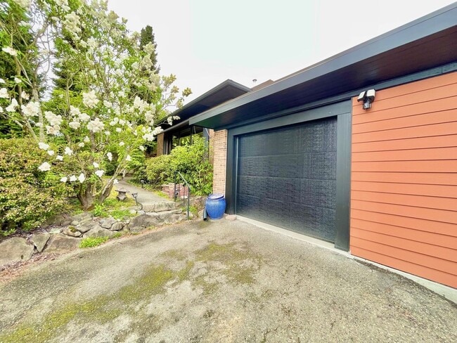 Building Photo - Charming  home on quiet street, great loca...