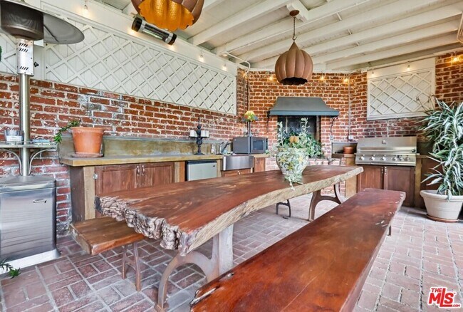 Building Photo - 516 S Rimpau Blvd