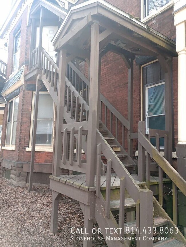 Building Photo - 354 W 7th St