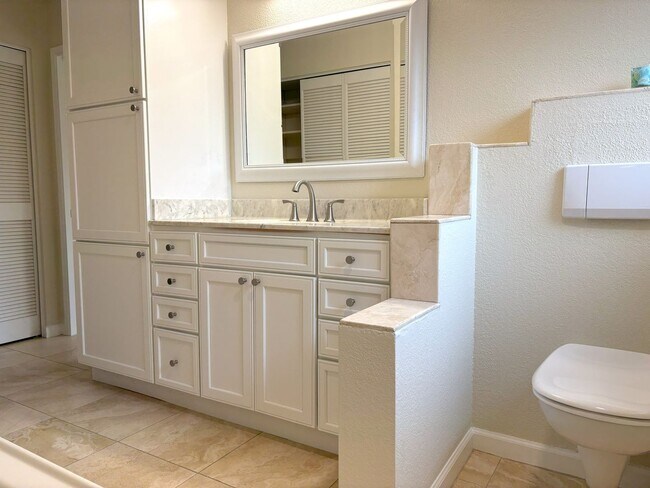 Building Photo - Beautifully Updated 4-Bedroom Home in Prime Mountain View Location!