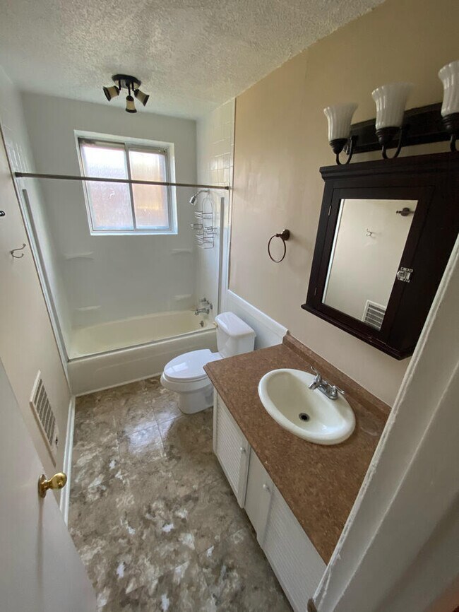 Building Photo - North Shore Area 2 Bedroom Duplex