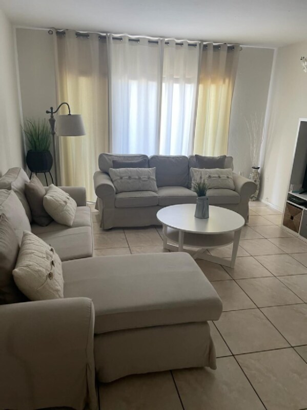 Building Photo - 13923 SW 90th Ave