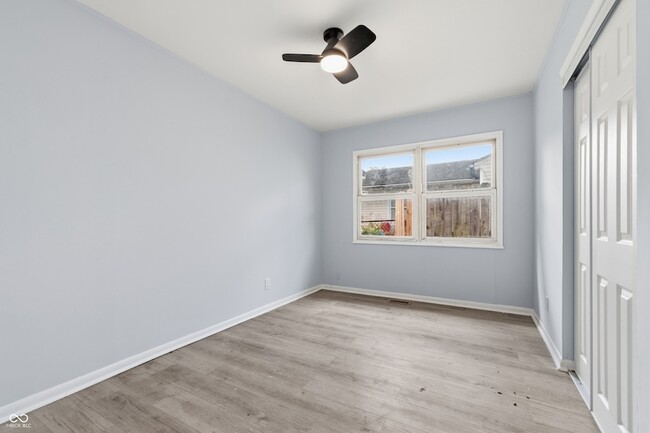 Building Photo - 1441 W Lynn Dr