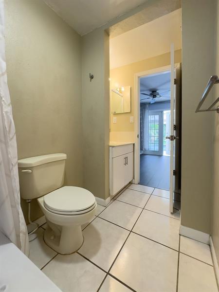 Building Photo - 902 NE 34th St