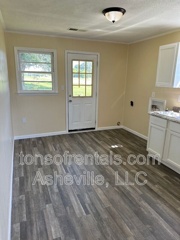 Building Photo - 3126 US Hwy 221 S