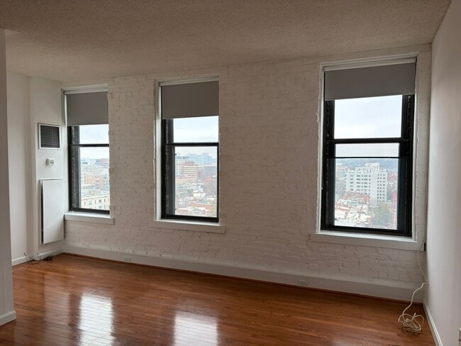 Building Photo - Dupont Circle Studio Apartment W/Roof Top & Front Desk Available Now!