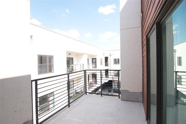 Building Photo - 2213 Poquito St