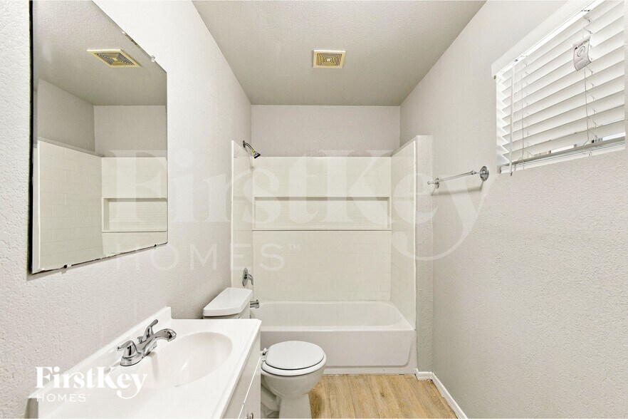 Building Photo - 1439 W 7th St