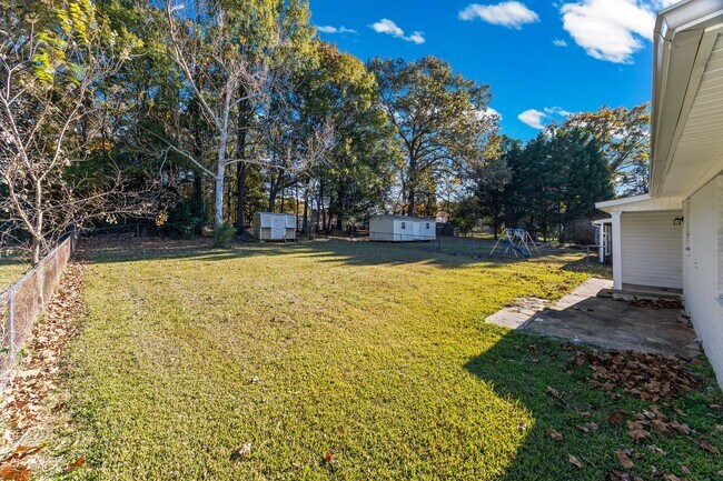 Building Photo - Newly renovated, adorable 3-bedroom, 1-bat...