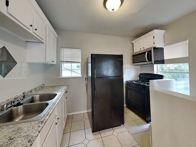 Building Photo - 2911 Ryan Ave