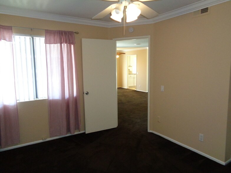 Building Photo - 5 Bridle Ln