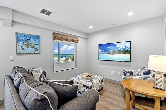 Building Photo - 601 Longboat Club Rd