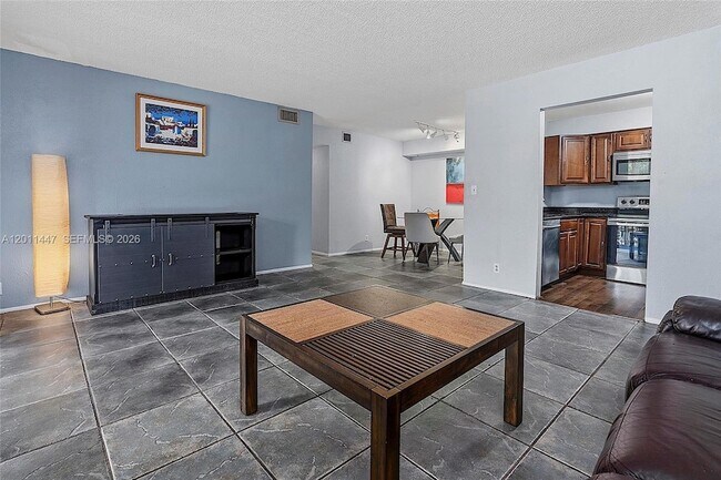 Building Photo - 3083 N Oakland Forest Dr