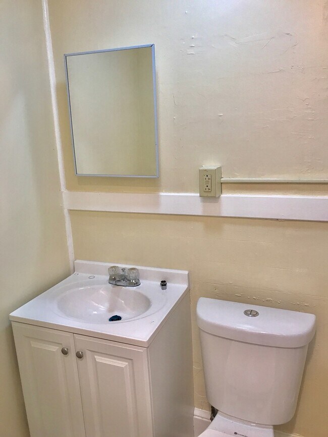 Building Photo - 1431 Bank St