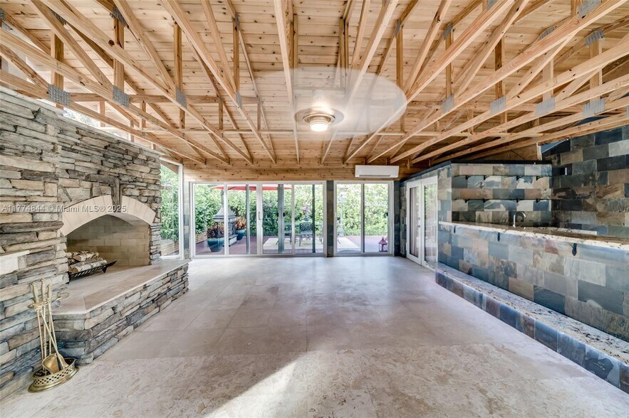 Building Photo - 919 SW 7th St