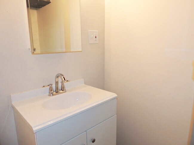 Building Photo - 3 Bedroom - 1.5 Bathroom Home for Rent!