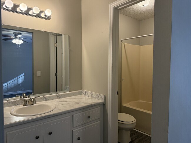 Building Photo - 862 Lyndsi Ln