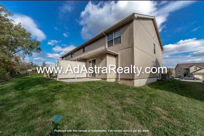 Building Photo - Gorgeous Like New KCMO Townhome-Available ...