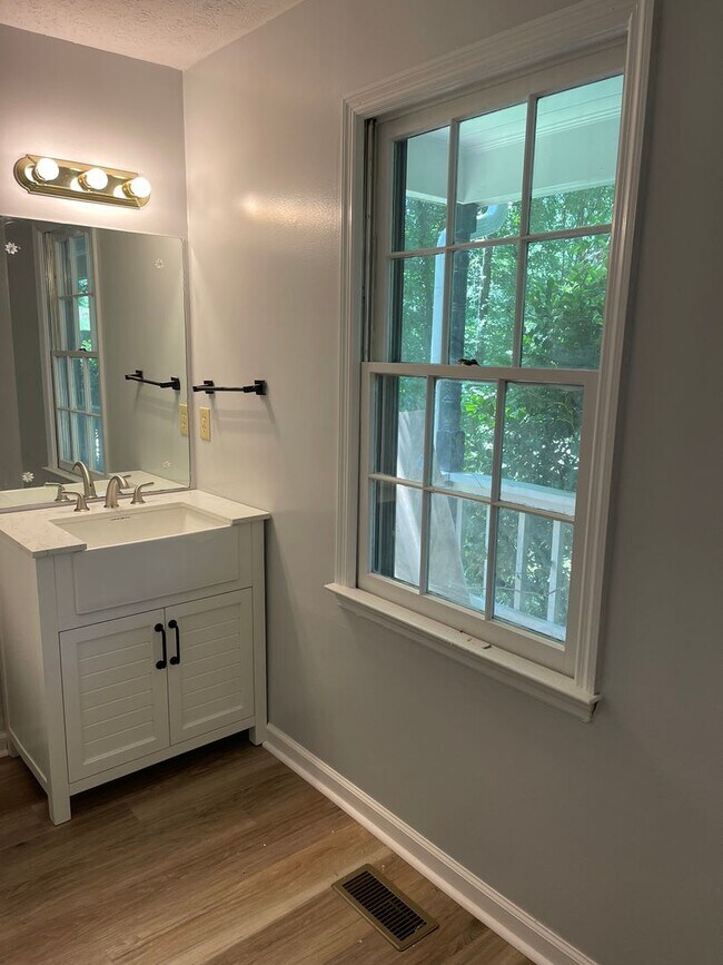 Building Photo - Westwood Hills! 3 BR 2 1/2 Bath home off M...