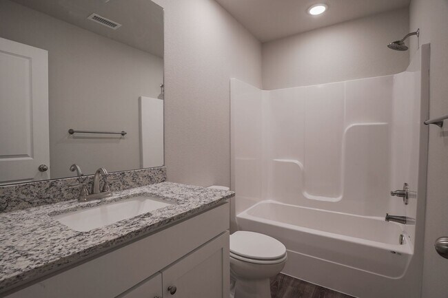 Building Photo - 4 bedroom 3.5 bath home!