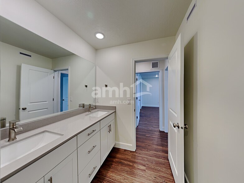 Building Photo - 11037 Kitty Hawk Rd