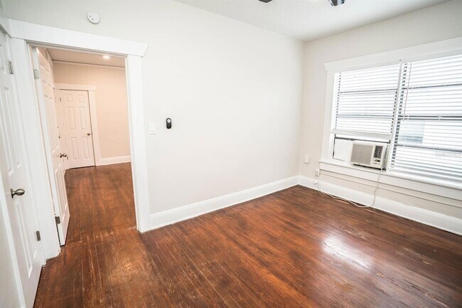 Building Photo - 409 E Jean St