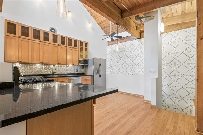 Building Photo - 1140 W Cornelia Ave