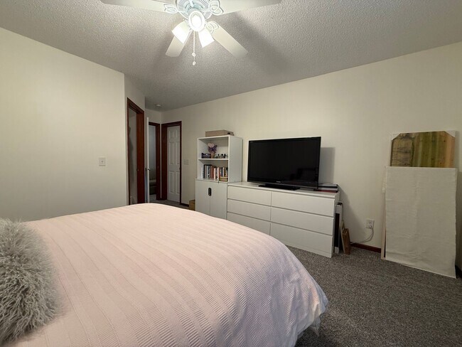 Building Photo - Great 3BR/2BA End Unit Elk River Townhome Available June!