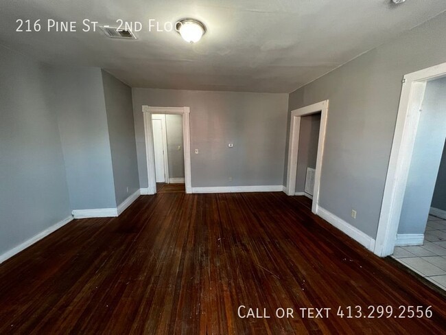 Building Photo - Large, Four Bedroom Unit Close To Food, Sh...