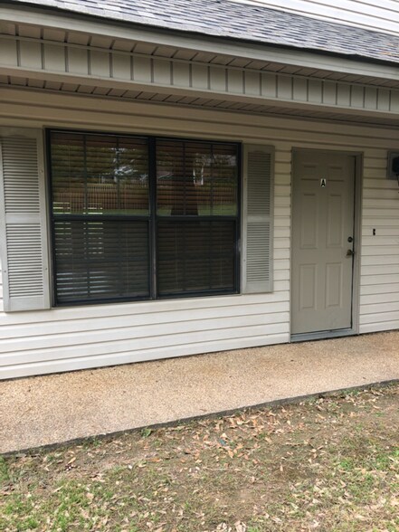 Building Photo - 2915 Laura Ln
