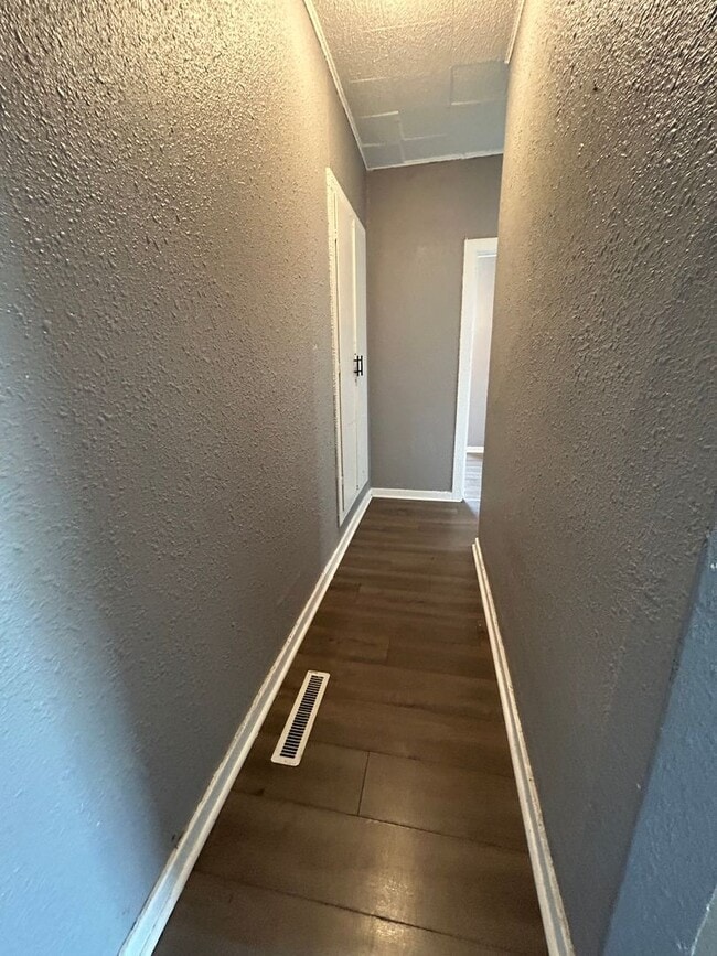 Building Photo - 1701 Onalaska Ave