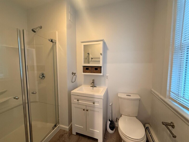 Building Photo - 37 Oak St