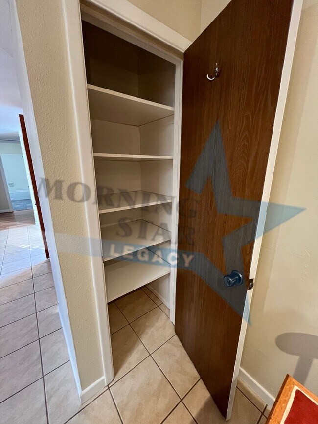 Building Photo - Charming 3 bedroom move-in ready