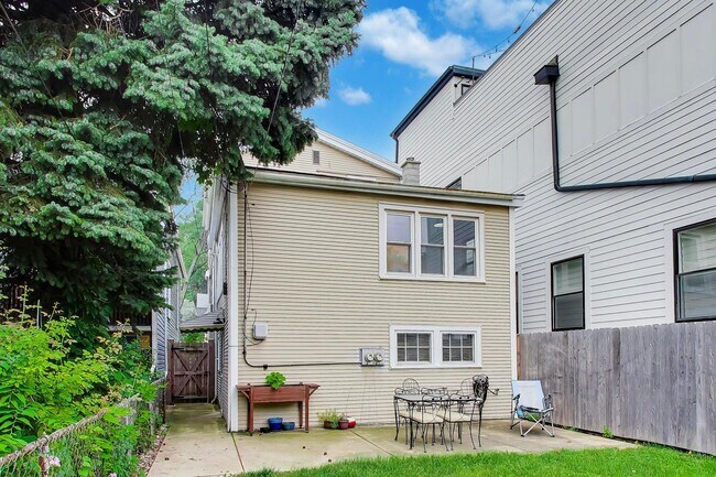 Building Photo - 4219 N Albany Ave