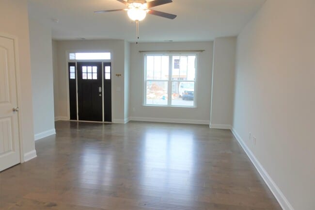 Building Photo - 124 Creekland Wy
