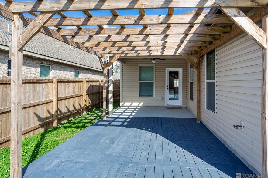 Building Photo - 6356 Lake Edge Dr