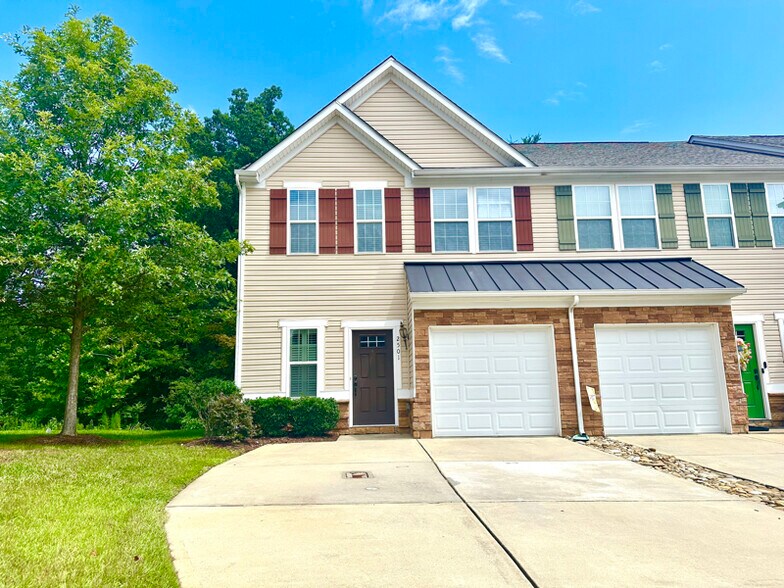 Primary Photo - 2501 Silverthorn Dr