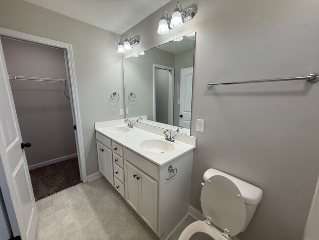 Building Photo - Beautiful 3 bedroom, 2 bath house