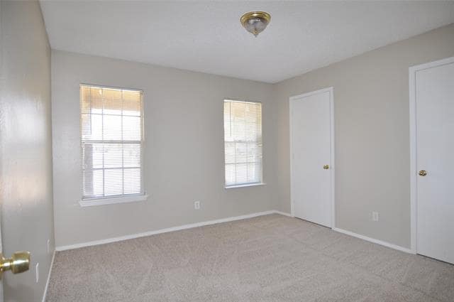 Building Photo - 2032 Oakwood Ct