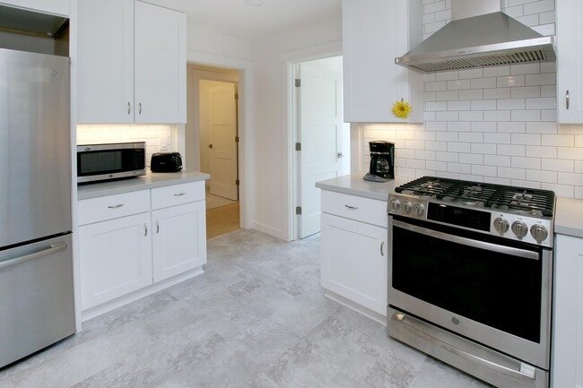 Building Photo - Charming Jewel Box Home Just Minutes from ...