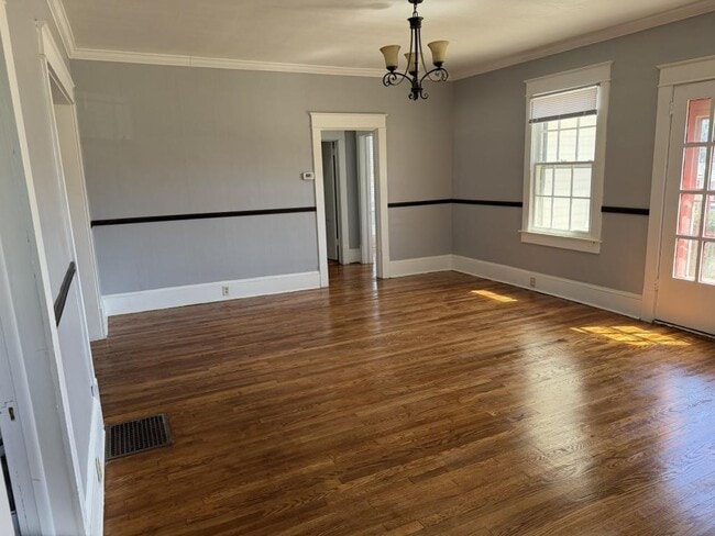 Building Photo - 1601 E Unaka Ave