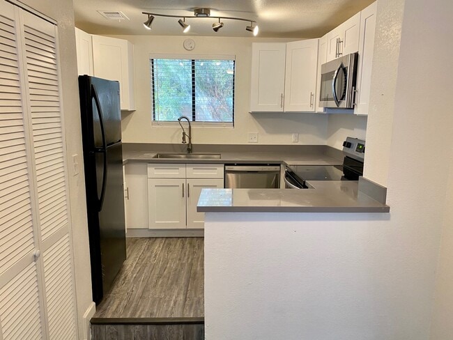 Primary Photo - 3208 E Flower St