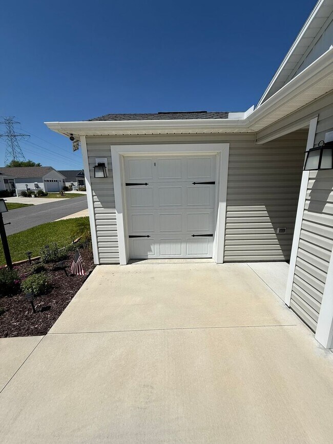 Building Photo - Fully Furnished, 3 Bed, 2 Bath, Turnkey ANNUAL Lease in the Village of Lake Denham