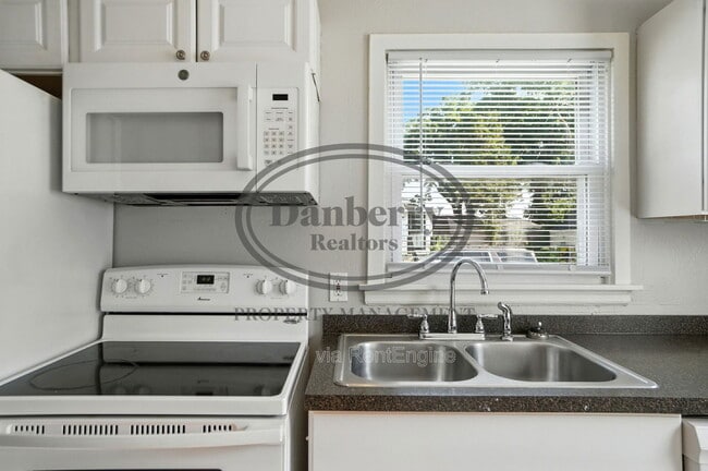 Building Photo - 1126 Searles Rd